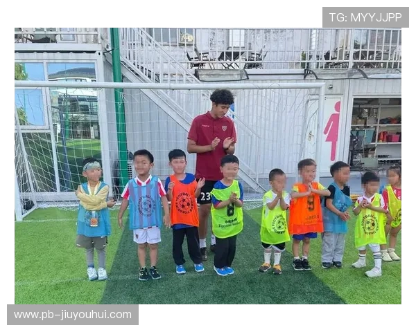 亲子互动足球游戏创意教学方案：培养孩子运动兴趣与团队合作精神