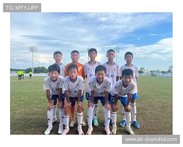 少年以纸上描绘足球战术方案激发团队合作与竞技智慧