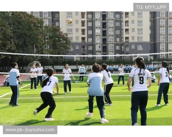 老师携手球队演绎绿茵走秀魅力瞬间点亮校园体育盛会活力绽放时刻